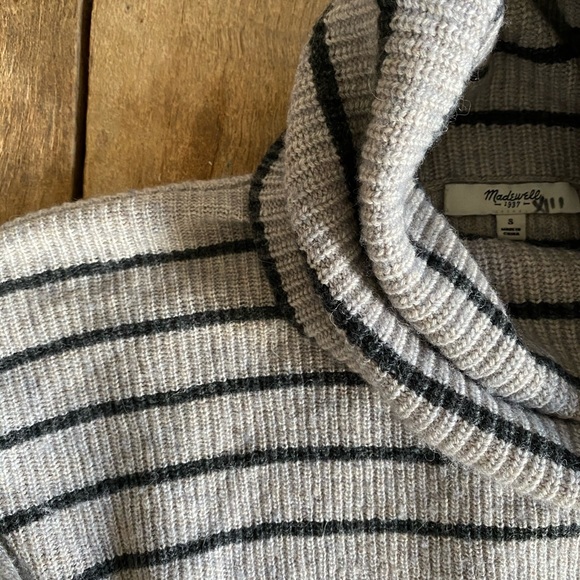 Madewell | Women's Wool Turtle Neck Size S - Picture 3 of 4